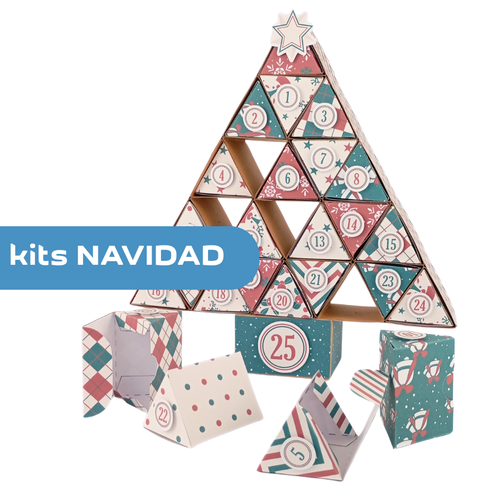 imagen de nuestros adornos de navidad en un árbol y un título delante que pone kits de Navidad